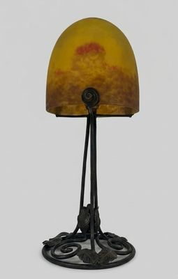 une lampe posée sur une table