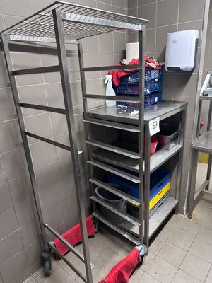 une étagère métallique sur laquelle sont posés tout un tas d'objets