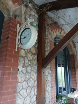 une horloge située sur la façade d'un immeuble