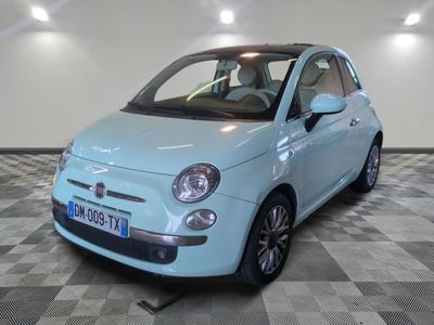 la photo d'une petite voiture bleue garée dans un garage