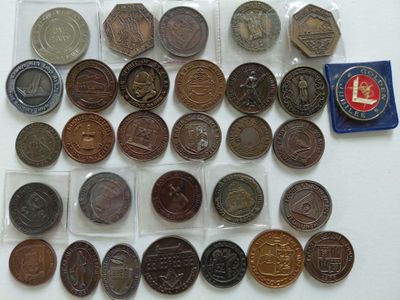 un lot de pièces de monnaie posées sur une table