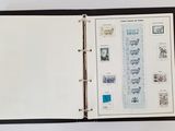 un classeur noir orné de timbres et de tampons