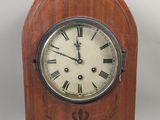 une petite horloge en bois avec des chiffres romains