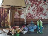 une lampe posée sur une table à côté d'un vase