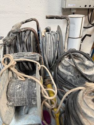 un tas de cordes et d'autres objets posés sur une table
