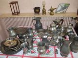 une table sur laquelle se trouvent de nombreux objets en argent