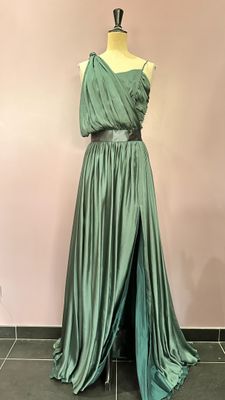 une robe verte sur un mannequin, un mannequin, un mannequin, un mannequin, un mannequin, un mannequin, un mannequin, un mannequin, un mannequin