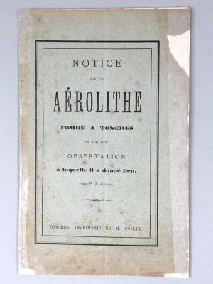 un vieux livre écrit posé sur une table