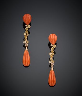 une paire de boucles d'oreilles en corail et diamants