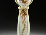 un vase blanc orné d'un motif à la feuille d'or