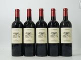 six bouteilles de vin rouge sont alignées sur une table