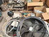 un tas d'objets divers éparpillés sur le sol d'un entrepôt