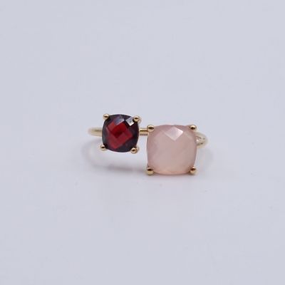 une paire de bagues ornées de pierres roses et rouges sur un fond blanc