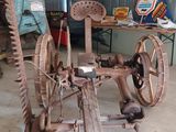 une grande machine en bois qui se trouve dans un garage
