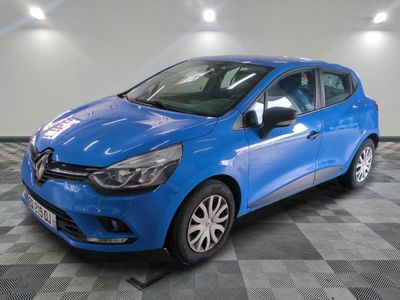 une voiture bleue garée dans un garage au sol en damier