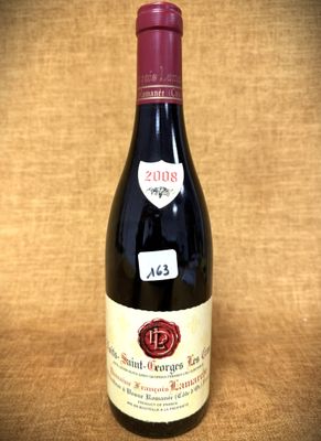 une bouteille de vin posée sur une table