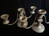 trois bougeoirs en argent sur fond noir