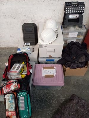 une pile de bagages posée par terre près d'un mur