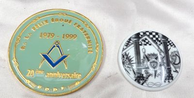 deux médaillons posés sur un tissu blanc