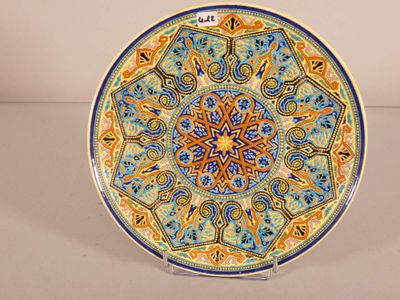 une assiette décorative ornée d'un motif bleu et jaune