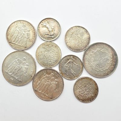 gros plan d'un paquet de pièces de monnaie sur une surface blanche