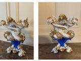deux photos d'un vase orné d'un dragon