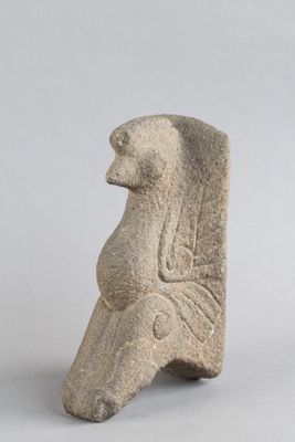 une statue antique représentant une femme assise sur une chaise