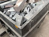 un gros tas de briques posé sur une palette