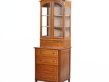 une image d'une armoire en bois avec une porte en verre