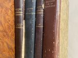 trois livres sont empilés les uns sur les autres sur une étagère