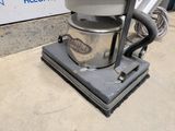 a machine that is sitting on the ground next to a wall