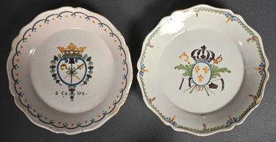 deux assiettes avec des motifs différents