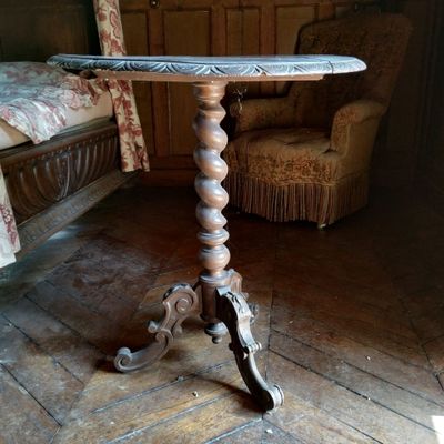 une petite table posée sur un parquet