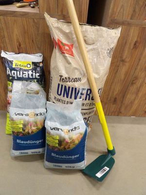 deux sacs de provisions et une pelle posés sur le comptoir