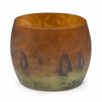 un vase orné d'une image représentant des bateaux