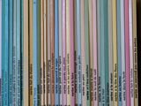 un grand nombre de livres empilés sur une étagère