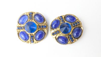 paire de boucles d'oreilles vintage à clip en verre bleu et doré