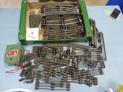 une boîte remplie de rails de train posée sur une table