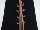 veste en velours noir avec des garnitures dorées et un col doublé de fourrure
