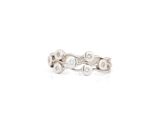 un gros plan d'une bague en or blanc sertie de diamants, sur fond blanc