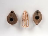 trois pièces de poterie sont posées les unes à côté des autres sur une surface blanche