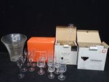 une boîte de verres à vin et un verre à vin posés sur une table