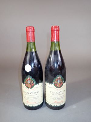 2 bouteilles Volnay 1988 Mommessin, étiquettes légèrement ta…
