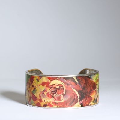 un gros plan d'un bracelet orné d'une fleur
