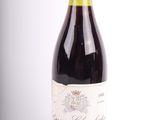 une bouteille de vin posée sur une table