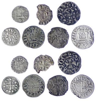 une image représentant un ensemble de pièces d'argent ornées de motifs variés