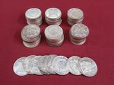 Plusieurs pièces d'argent de 25 centimes sont disposées sur un fond rouge