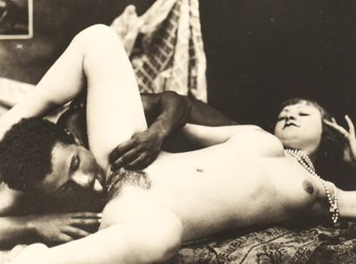 photographie en noir et blanc d'un homme et d'une femme allongés sur un lit
