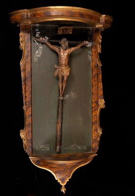 une statue de Jésus sur la croix, exposée dans une vitrine
