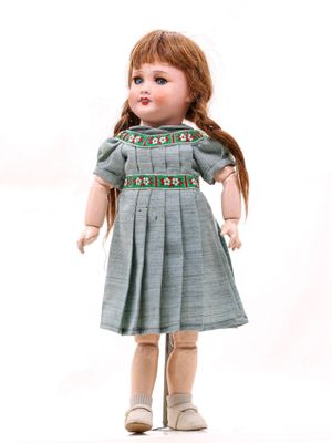 une image représentant une poupée vêtue d'une robe et de chaussures